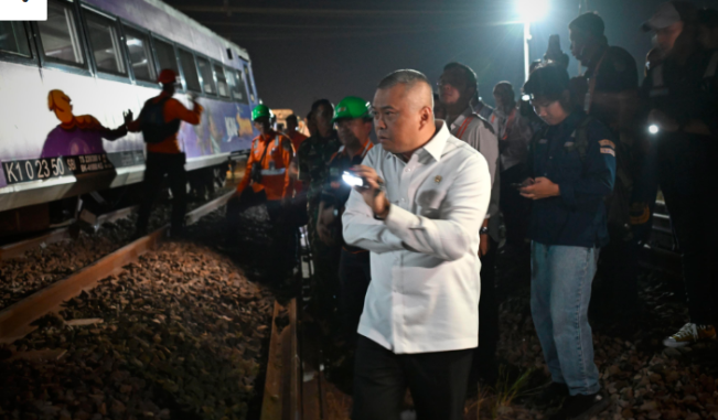 Menteri Perhubungan Dudy Purwagandhi memantau langsung proses evakuasi penumpang, pemulihan jalur, serta investigasi awal di lokasi anjloknya KA Argo Bromo di jalur Subang, Jawa Barat, Sabtu (2/8/2025) dini hari. (Foto: Kemenhub)